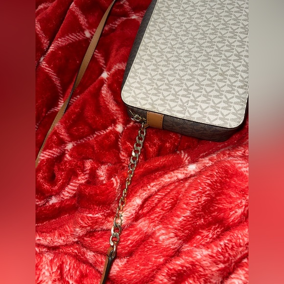 Michael Kors purse - Picture 6 of 11